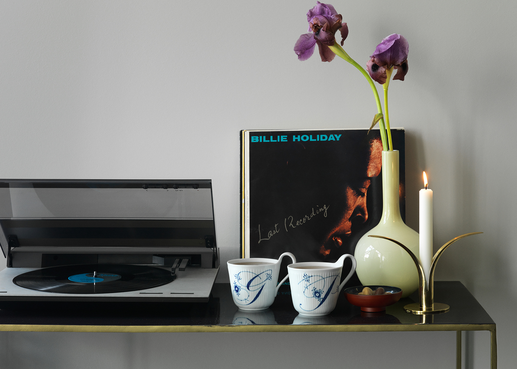 Music on the record player and coffee in your personal Alphabet mugs makes the sunday morning a bit more cozy
